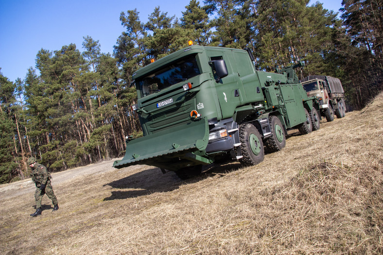 Ciężki Kołowy Pojazd Ewakuacji i Ratownictwa Technicznego (CKPEiRT) Hardun podczas ćwiczeń