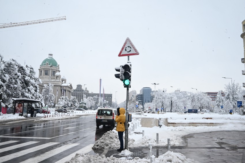 Specifičnost ovog kružnog toka je u polukružnom prstenu sa više traka koje jasno usmeravaju vozače.