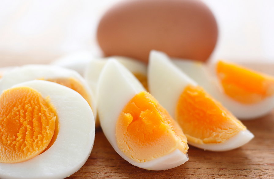 Ważnym składnikiem jajka jest lecytyna, która odpowiada za usuwanie cholesterolu z organizmu