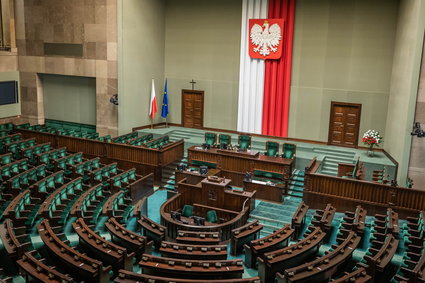 Posłowie w Sejmie z zarzutami prokuratorskimi. Czy chroni ich już immunitet?