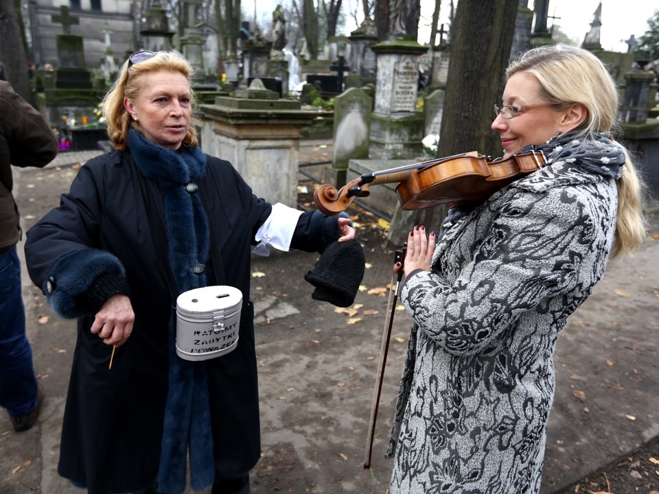  Aktorka Ewa Wiśniewska kwestuje na Cmentarzu Powązkowskim w Warszawie