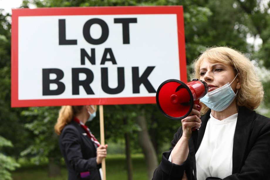 Agnieszka Szelągowska, przewodnicząca Związku Zawodowego Personelu Pokładowego i Lotniczego, podczas demonstracji przed siedzibą LOT w czerwcu 2020 r. 