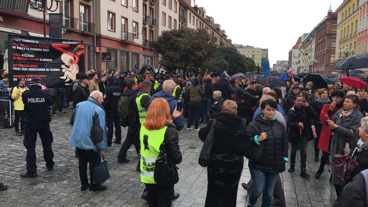 Tuż po zakończeniu wtorkowej demonstracji, która w ramach "czarnego protestu" odbyła się we Wrocławiu, policjanci spisali kilka bębniarek Podwórkowej Samby, które uczestniczyły w proteście. W ocenie policji kobiety zakłócały przebieg zgromadzenia przeciwników aborcji, którzy także pikietowali w Rynku.