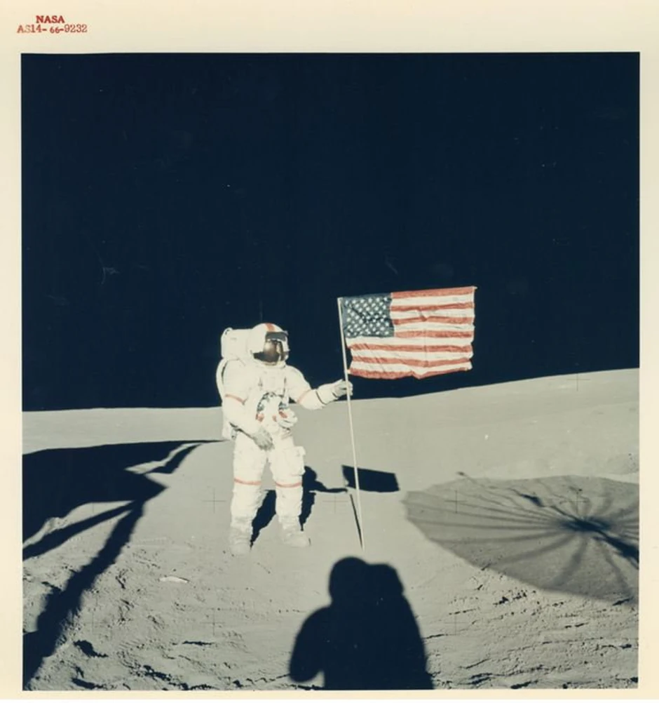 Edgar Mičel, Alan Šepard i američka zastava, misija "Apolo 14", februar 1971.