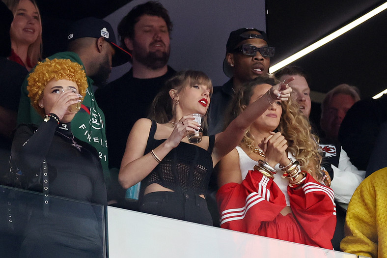 Ice Spice, Taylor Swift i Blake Lively podczas Super Bowl
