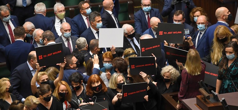 Awantura w Sejmie. Kaczyńskiego chroniła Straż Marszałkowska. Terlecki wykluczył posłów