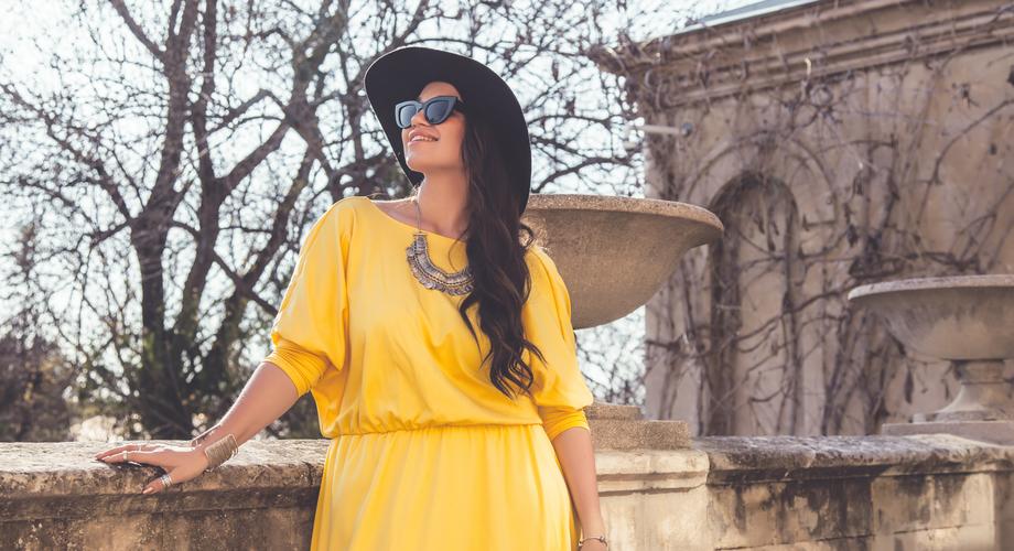 Letnie sukienki plus size do 200 zł. Te kobiece modele zachwycają stylem