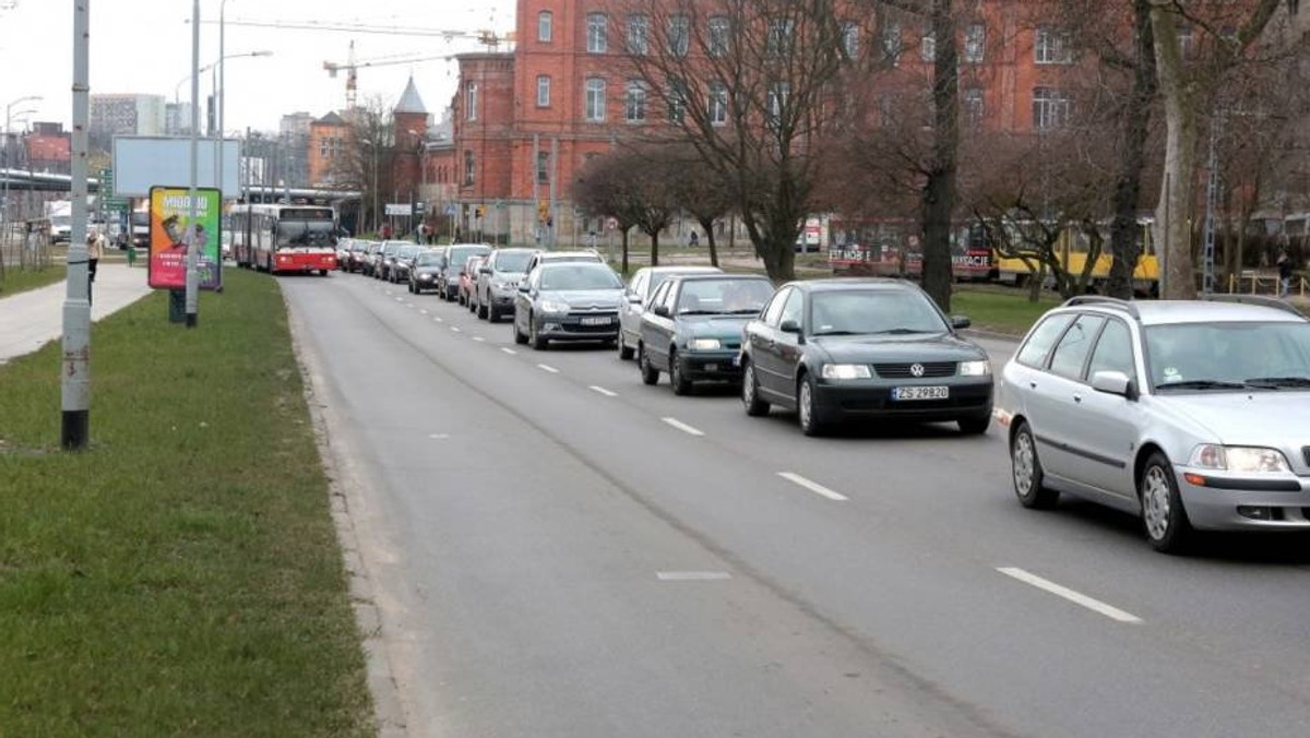 Nieustanne korki na ul. Kolumba w Szczecinie irytują mieszkańców. Jak usprawnić ruch w tym rejonie? Na pomysł wpadł jeden z czytelników MM Szczecin.