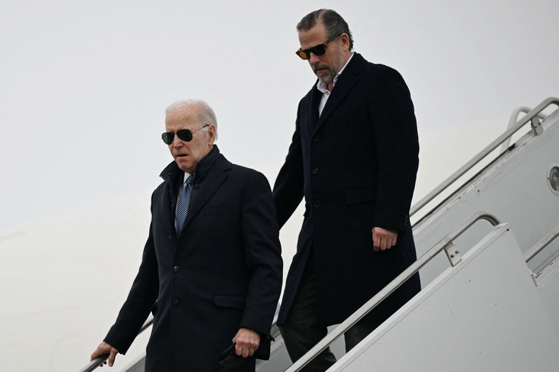 Joe i Hunter Bidenowie na schodach prezydenckiego samolotu