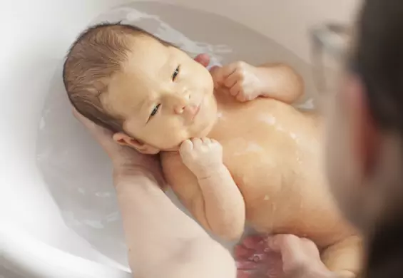 Wykąpała dziecko w wybielaczu. "Pomaga zabijać bakterie"