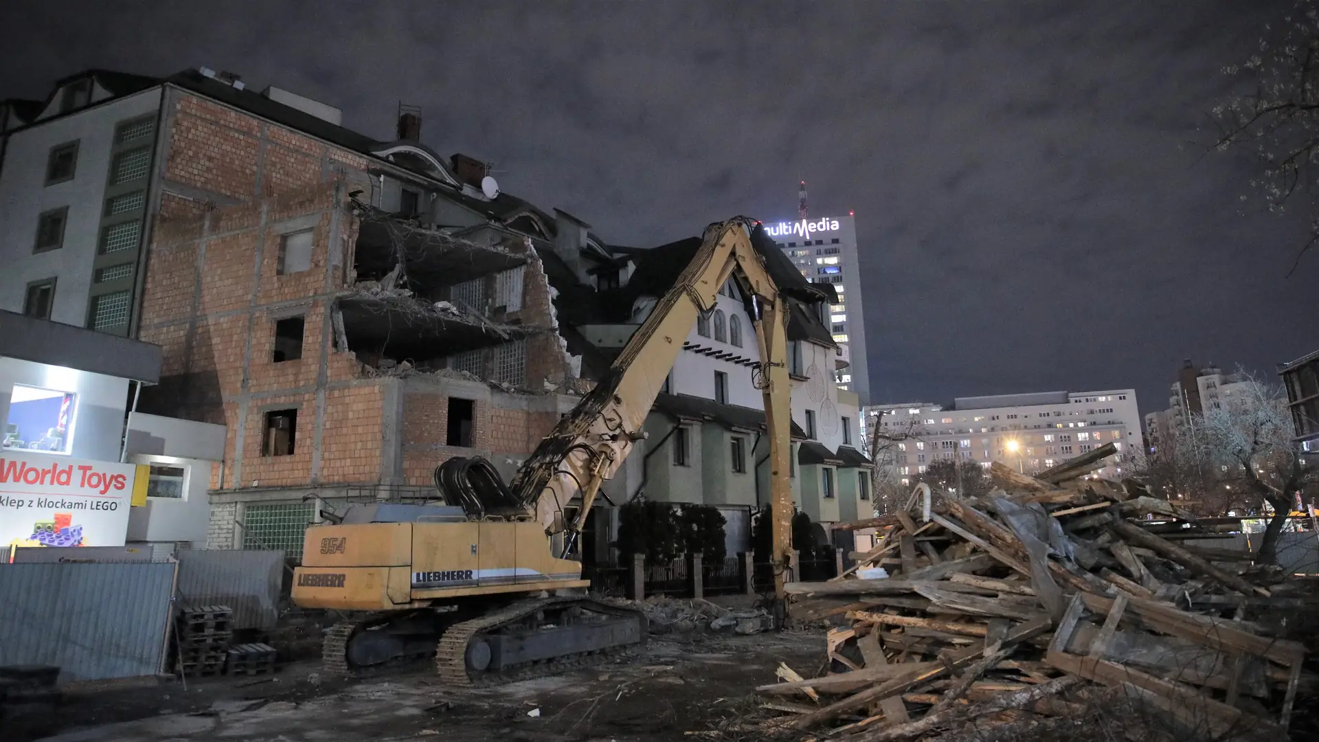 Runęły pierwsze ściany Czarnego Kota, najbrzydszego budynku w Warszawie