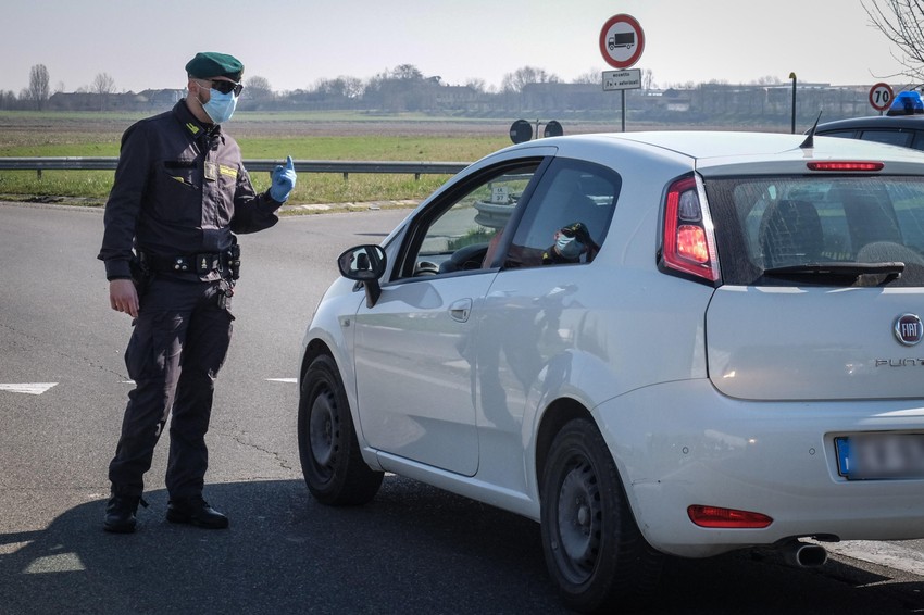 Ograničena putovanja na severu Italije - policijska provera kod gradića Kasalpusterlengo