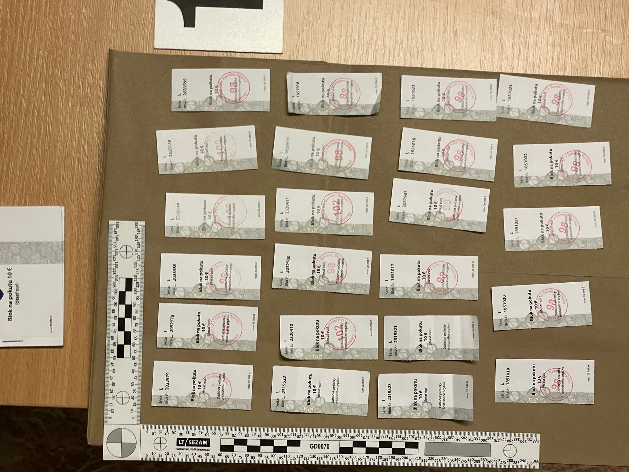 ÚIS obvinil dvoch policajtov, ktorí mali neoprávnene vyberať pokuty za rýchlosť.