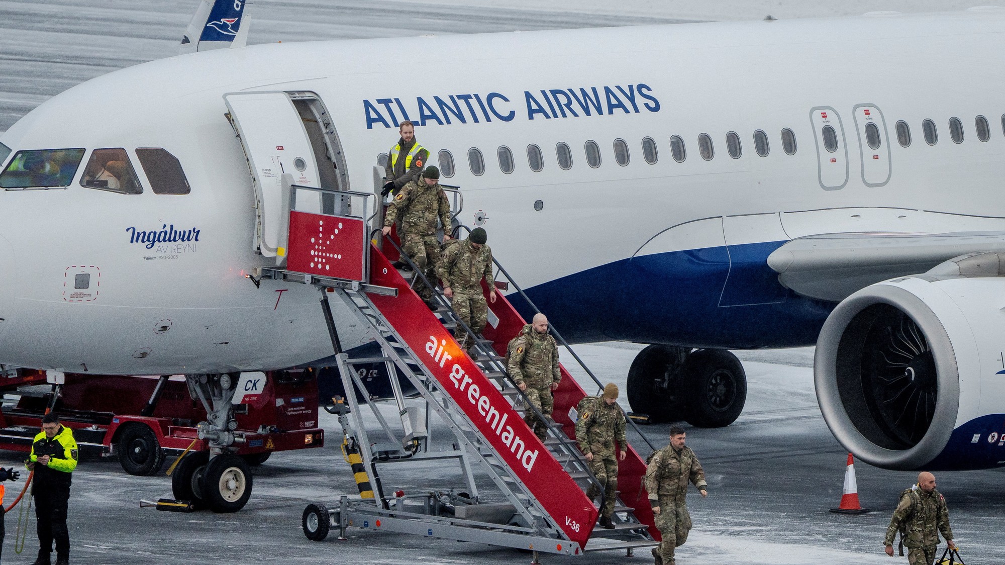 Dánski vojaci pristáli na letisku v Nuuku.