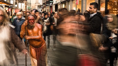 W genomie współczesnych ludzi naukowcy odkryli wiele fragmentów DNA pochodzenia neandertalskiego.