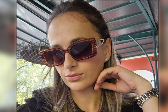 NAŠ POLITIČAR (70) OŽENIO 36 GODINA MLAĐU! Sad pokazali kako uživaju sa ćerkicom Jonom, a ovako je počela njihova ljubav: "Baka ke jedina znala da smo se TAJNO VENČALI"