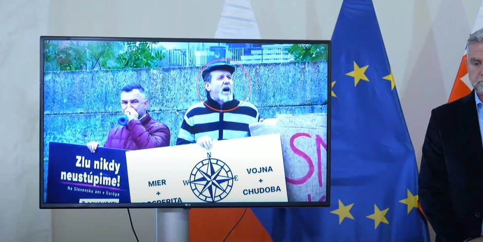 Atenator na Fica Juraj Cintula na jednom od skupova protiv premijera Slovačke