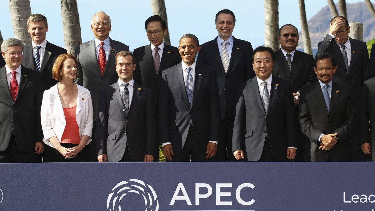 Podczas szczytu państw Współpracy Ekonomicznej Azji i Pacyfiku (APEC) w Honolulu na Hawajach prezydent USA Barack Obama położył kres tradycji, zgodnie z którą przywódcy biorący udział w spotkaniu pozują do wspólnego zdjęcia ubrani w lokalne stroje.