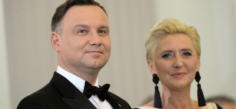 Andrzej Duda w sutannie? Zdjęcie pary prezydenckiej hitem internetu