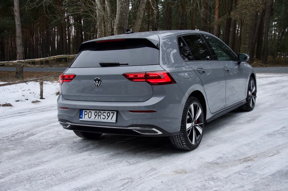 To już 8. generacja Volkswagena Golfa. Obecna weszła na rynek w 2019 roku, a wersja hybrydowa plug-in - rok później. 