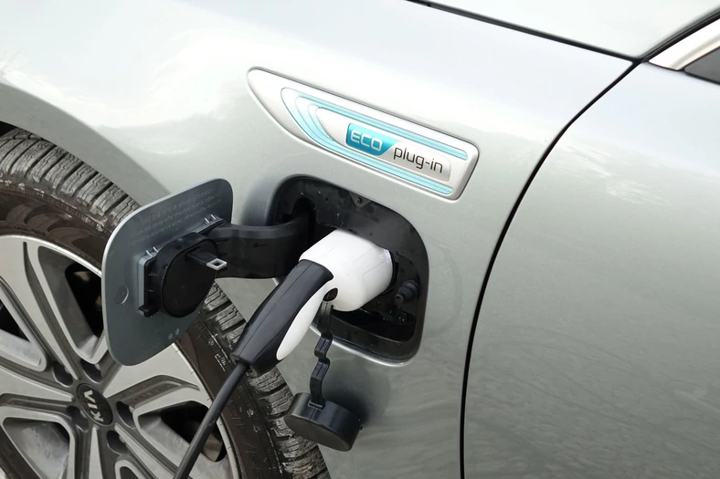 Plug in Hybrid – dla jednych to połączenie zalet napędu elektrycznego i benzynowego. Dla innych – połączenie wad tych napędów. 