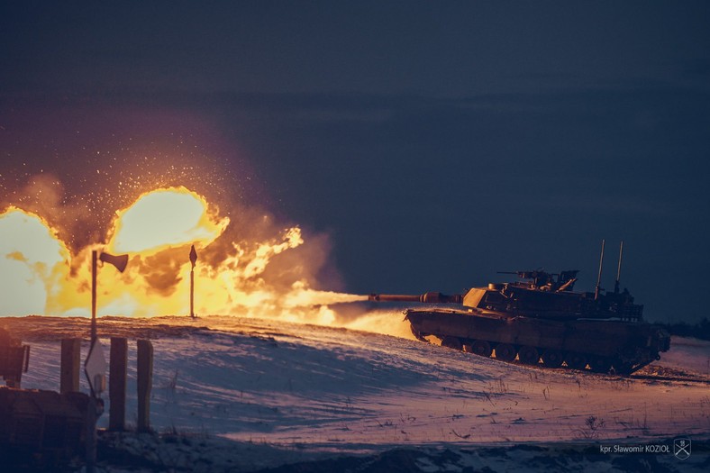 Nocne strzelanie polskich czołgów M1A1 FEP.