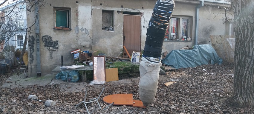 Napuštena kuća u Sokobanjskoj ulici ispred koje je došlo do napada