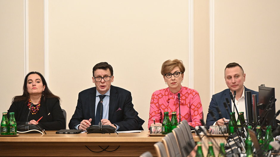 Prezydium komisji ustawodawczej. Od lewej: Anita Kucharska-Dziedzic Marek Ast, Katarzyna Osos, Krzysztof Brejza