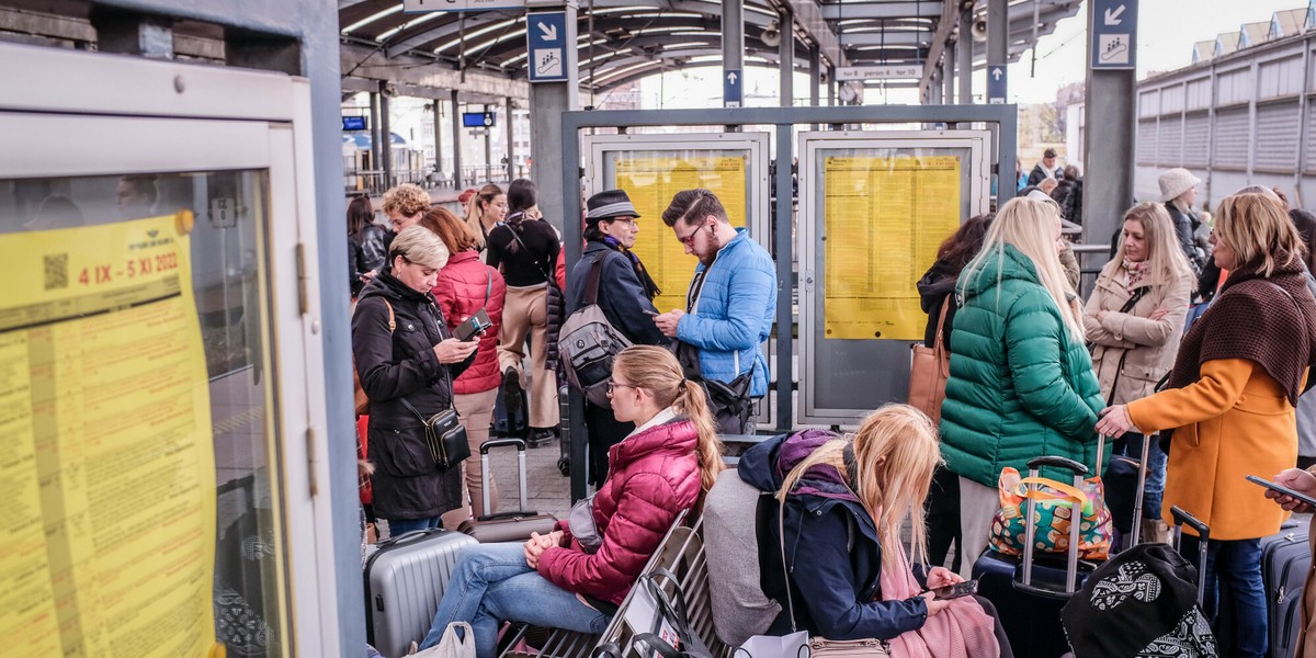 Pasażerowie na dworcu w Katowicach.