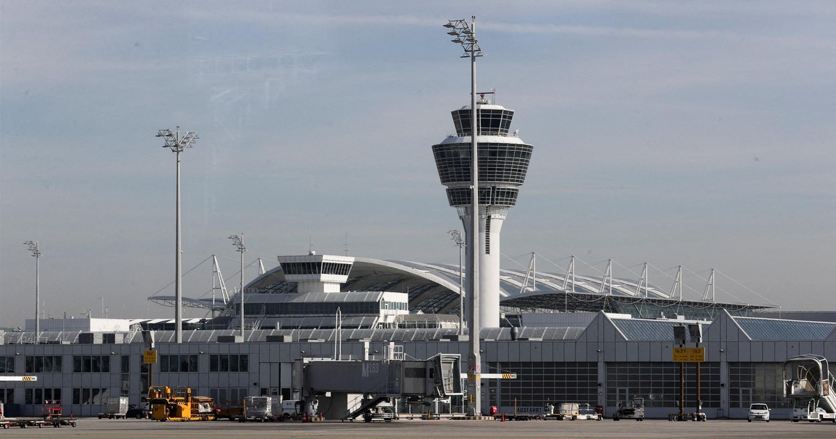 Tajemnicze obiekty nad lotniskiem. Służby wydały komunikat