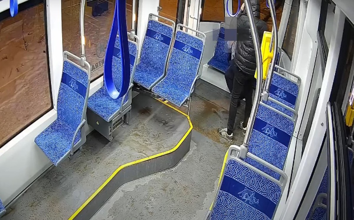 Fragment nagrania udostępnionego przez wrocławską policję, na którym widać sprawcę pobicia pracowniczki MPK