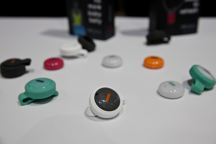 Nadajniki do fitnessu i snu Fitbug Ltd. Orb podczas spotkania dla prasy przed rozpoczęciem Consumer Electronics Show (CES 2014) w Las Vegas, 5.01.2014.