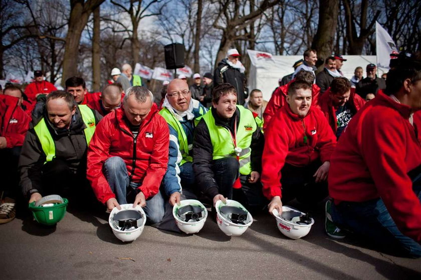 O fuj! Związkowcy przynieśli przed Sejm... FOTO