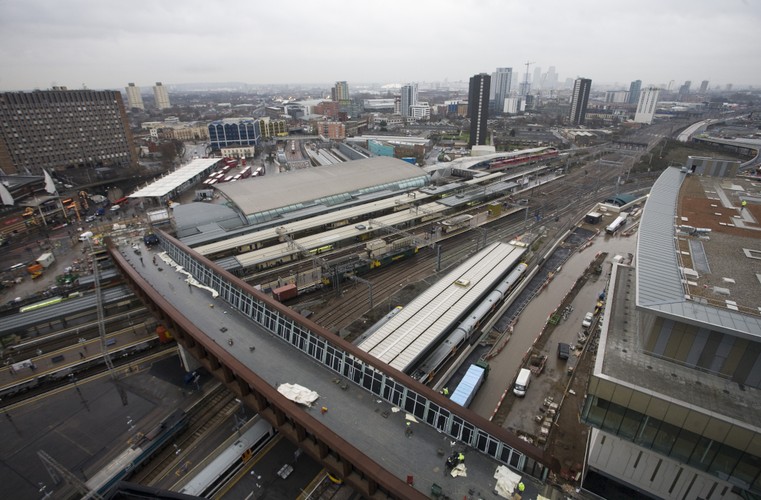 Stacja metra i dworzec kolejowy Stratford w Londynie  jest przeciwieństwem stacji Angel - tu znajdują się najkrótsze schody ruchome (wysokość: 4,1 m).