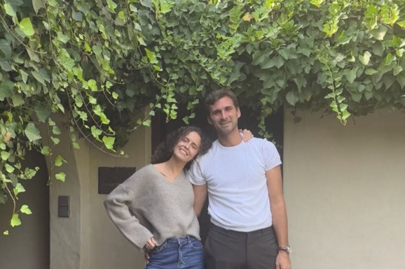 ROĐENI BRAT NOVAKA ĐOKOVIĆA SE OGLASIO POSLE 7 MESECI Marko sa ženom Brazilkom pozira ispred kuće u Španiji: "Zašto se žaliti ako sve u životu možeš pronaći"