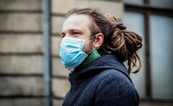 Jak bardzo zaraźliwy jest koronawirus?