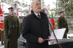 Macierewicz: Eksplozja w salonce nr 3. Prokuratura zakwestionowała wniosek biegłych