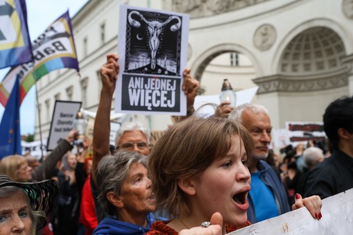 Uczestnicy protestu Strajku Kobiet pod hasłem „Ani Jednej Więcej. Przestańcie nas zabijać,