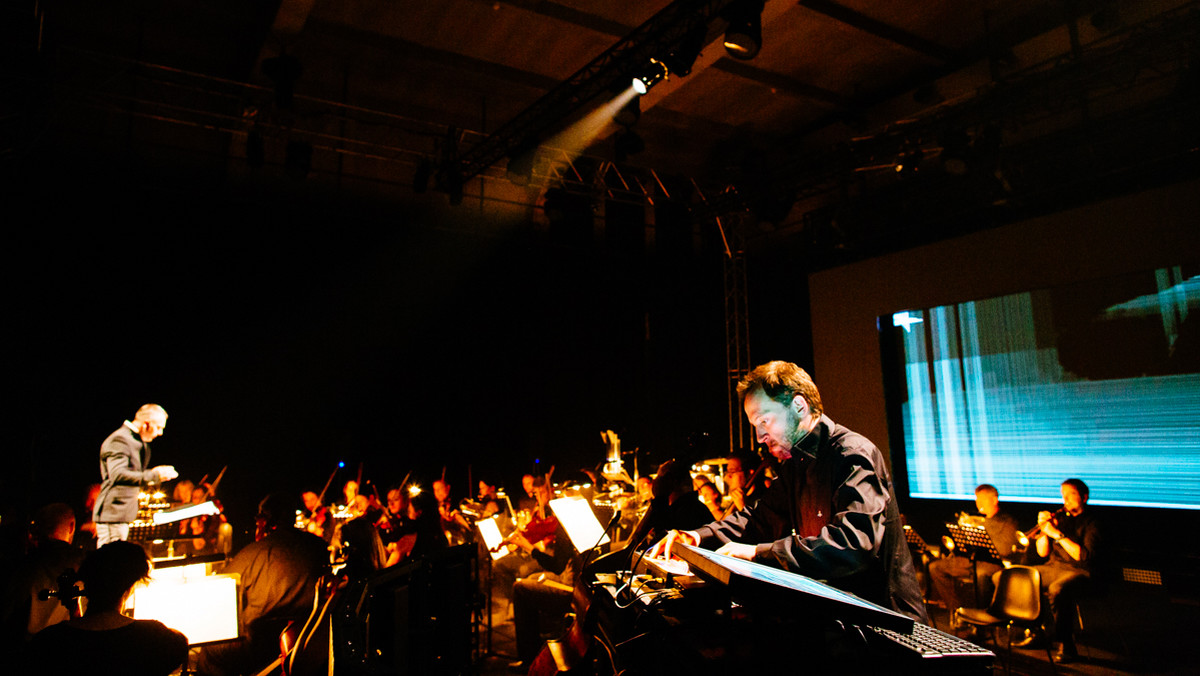 „Każdy koncert powinien być przygodą” – powiedział wczoraj wieczorem na rozpoczęcie tegorocznej edycji festiwalu Sacrum Profanum brytyjski dyrygent Charles Hazlewood. I faktycznie – wspólny występ Squarepushera z Sinfoniettą Cracovią pod jego dyrekcją okazał się tak fascynującym przeżyciem muzycznym, że porwał wszystkich widzów do owacji na stojąco!