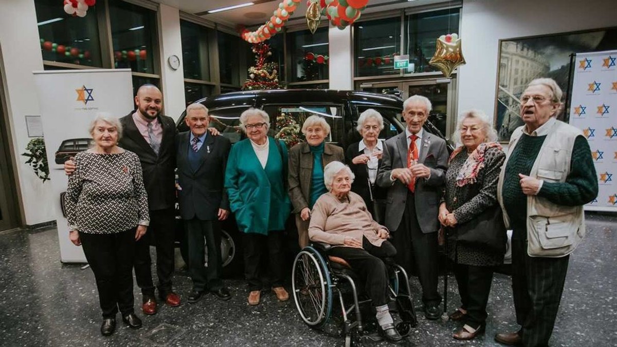 Teraz jest czas, by w trudnych dla Sprawiedliwych chwilach, przyjść im z pomocą - apeluje ocalały z Holokaustu Edward Mosberg, zachęcając do wsparcia akcji przygotowywania świątecznych paczek dla Sprawiedliwych. Przyłączyć się do akcji można, kontaktując się fundacją <a rel="nofollow" href="https://www.fromthedepths.org/" id="c5224a76-c725-47fc-a7f5-4cbff90bbf0f">From The Depths</a>, która planuje z okazji świąt podarować Sprawiedliwym prezenty.