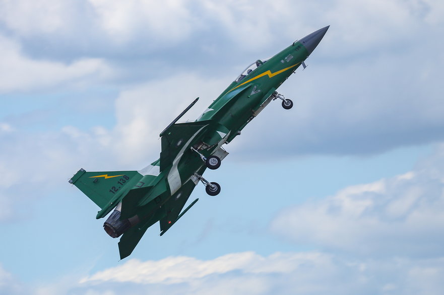 Myśliwiec PAC Kamra JF-17 Thunder na Paris Air Show 2019 r.