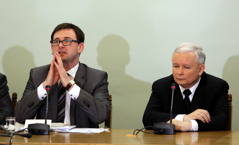 Daniel Obajtek i Jarosław Kaczyński w Sejmie w 2013 r., gdy prokuratura postawiła późniejszemu prezesowi Orlenu korupcyjne zarzuty.