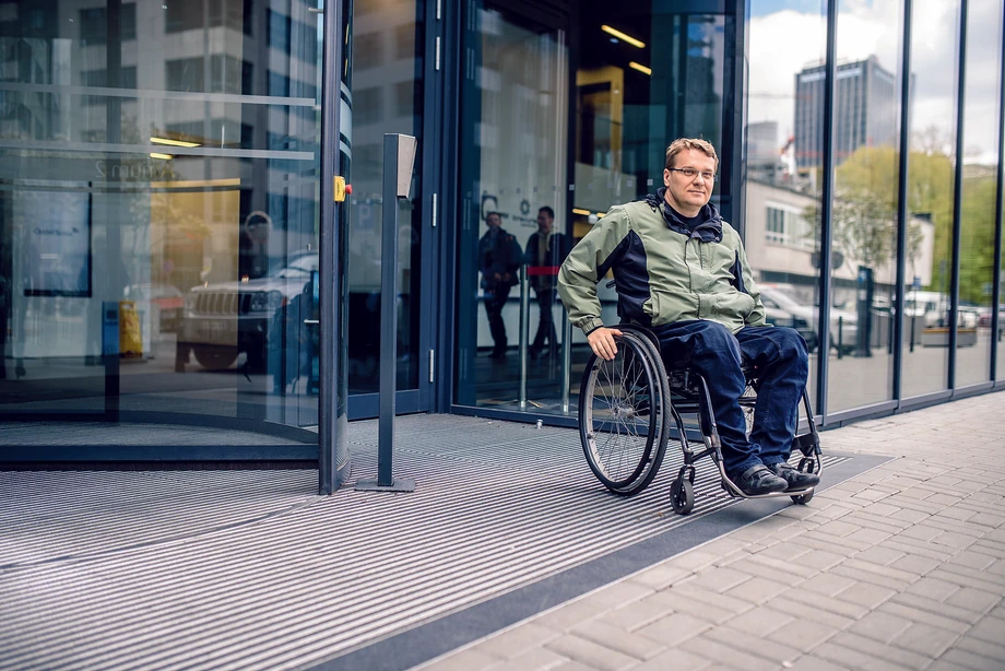 Budynek bez ułatwień dla osób na wózkach to wadliwy budynek