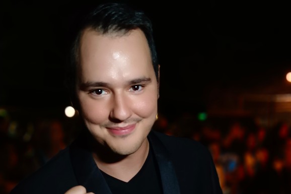 ALEKSA BALAŠEVIĆ U LUDOM PROVODU NA NASTUPU MAJE BEROVIĆ On u upečatljivoj košulji, a pevačica u ultra kratkoj haljini