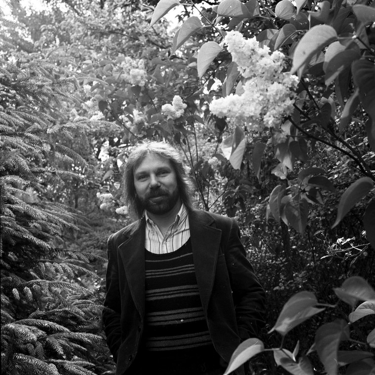 Andrzej Korzyński w ogrodzie przed swoim domem, maj 1975 r.