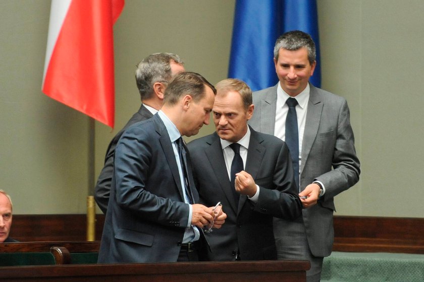 Donald Tusk, premier, Radosław Sikorski, szef MSZ i minister finansów Mateusz Szczurek