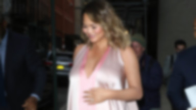 Chrissy Teigen jest w ciąży od 20 miesięcy?! Złosliwi fani nie dają jej spokoju