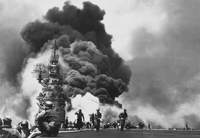 Skutki ataku kamikaze – USS Bunker Hill płonie