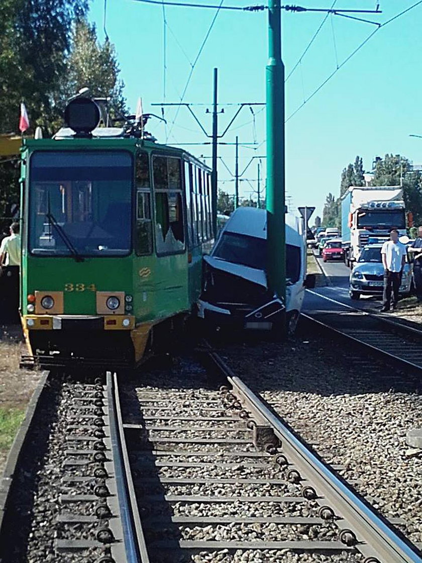 Samochód dostawczy wjechał pod tramwaj. Trudności na Starołęckiej!