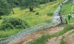 Zasieki na granicy już naruszone. Minister Błaszczak pokazał zdjęcia i wskazał, kto za tym stoi. Internauci nie wytrzymali